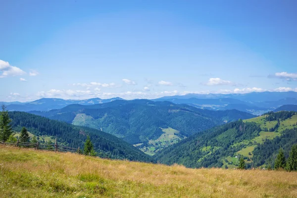 Pysanyj taşına giden dağların manzarası. Karpatlar.