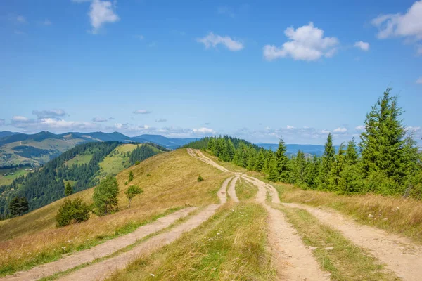 Dağlardan geçen yol. Pysanyj taşına giden yol