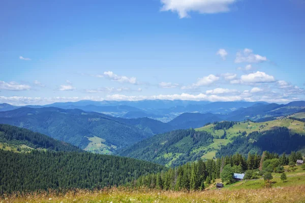 Yazılı taşa giden güzel bulutlu dağların manzarası. Karpatlar.