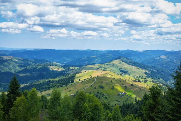 Kutsal Kitap Taşı 'na giden yoldaki dağlara bak.