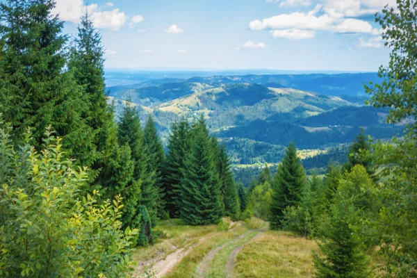 Kutsal Kitap Taşı 'na giden yoldaki dağlara bak.