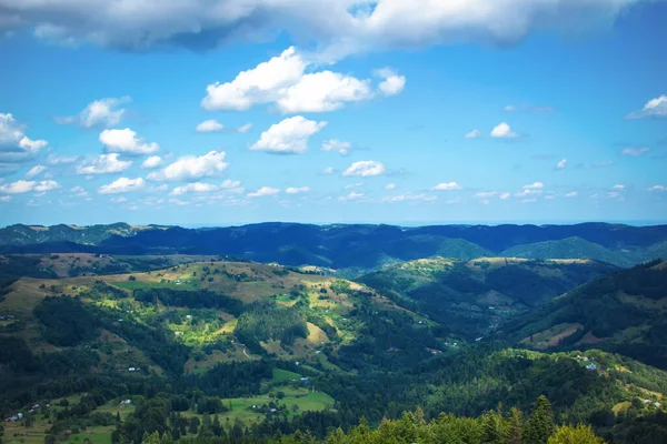 Kutsal Kitap Taşı 'na giden yoldaki dağlara bak.