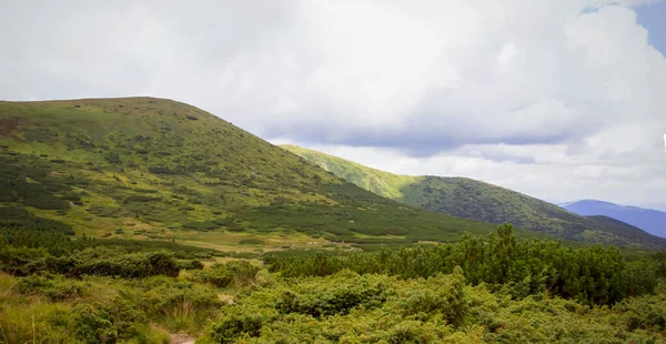 Dağ manzarası. Nesamovyte Gölü Yolu.