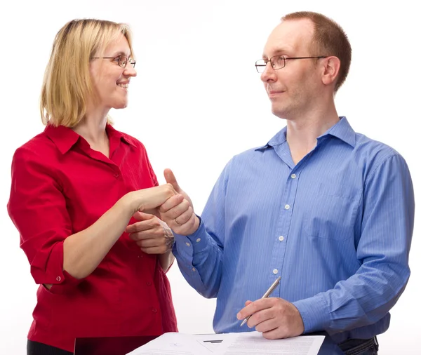 Persoon ondertekening van een overeenkomst — Stockfoto