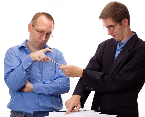 Persoon ondertekening van een overeenkomst — Stockfoto