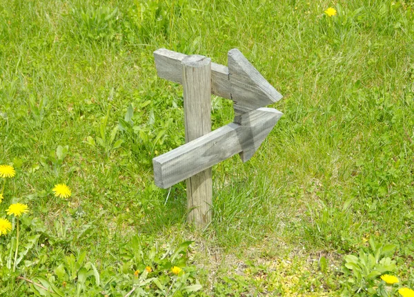 Wooden marker showing two routes — Stock Photo, Image