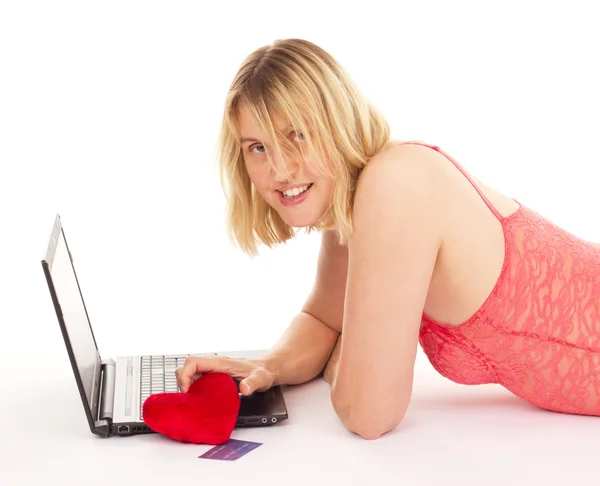 Aantrekkelijke vrouw dateren via het internet — Stockfoto