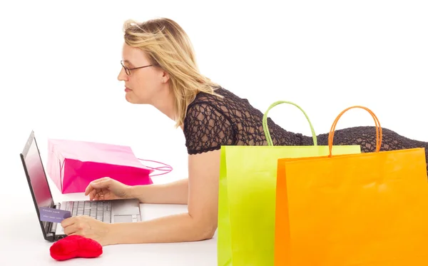 Donna attraente che fa shopping su internet — Foto Stock