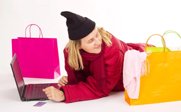 Mujer atractiva de compras a través de Internet — Foto de Stock