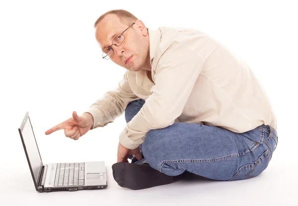 Muž pracující na internetu doma — Stock fotografie