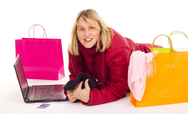 Aantrekkelijke vrouw winkelen via internet — Stockfoto