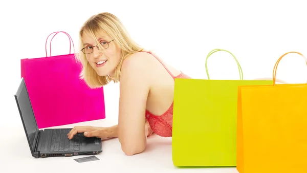 Привлекательная женщина делает покупки через интернет — стоковое фото