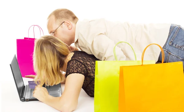 Mulher atraente compras através da internet — Fotografia de Stock