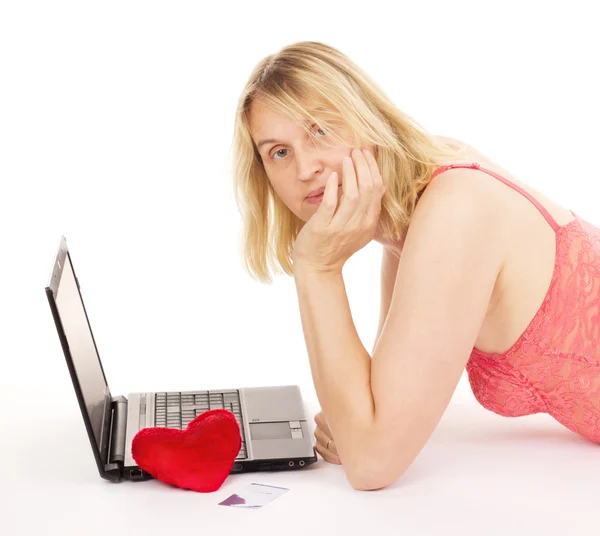 Aantrekkelijke vrouw dateren via het internet — Stockfoto