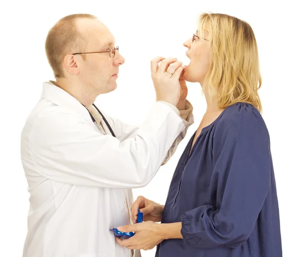 Médico aplicar paciente um protetor bucal — Fotografia de Stock