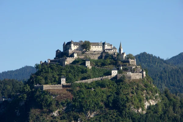 Un hermoso castillo en el paisaje —  Fotos de Stock