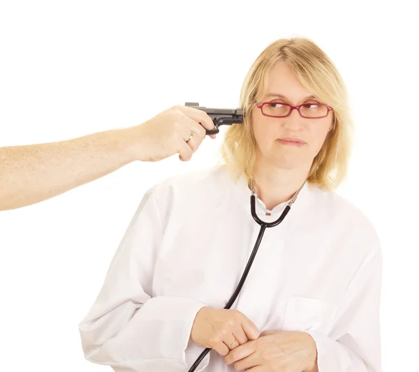 Uma pessoa segura o médico com uma arma apontada — Fotografia de Stock