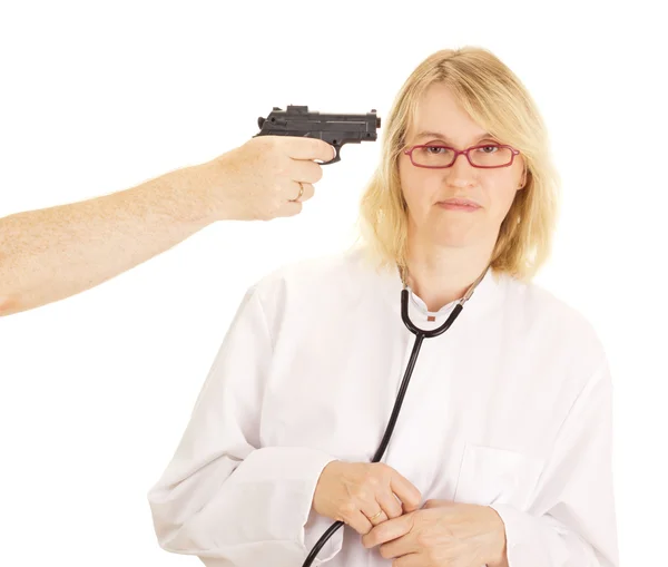 Eine Person hält den Arzt mit vorgehaltener Waffe — Stockfoto