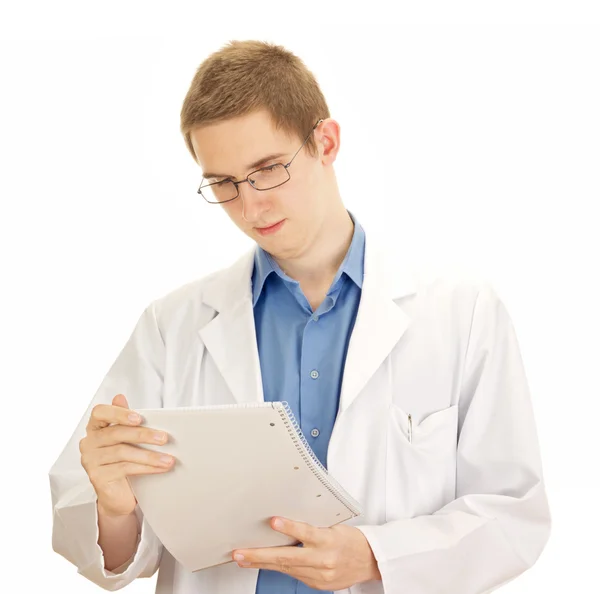 Un giovane medico con informazioni su un paziente — Foto Stock