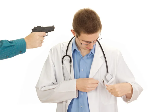 Una persona sostiene al joven doctor a punta de pistola. — Foto de Stock