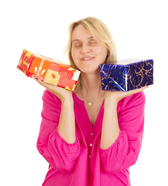 Hermosa mujer con dos regalos de colores —  Fotos de Stock