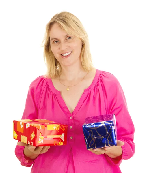 Hermosa mujer con dos regalos de colores — Foto de Stock