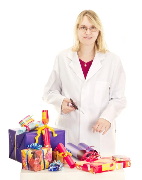 Persona imballaggio alcuni regali colorati — Foto Stock