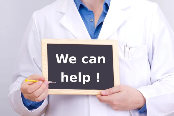 Arzt zeigt Informationen auf Tafel: Wir können helfen! — Stockfoto