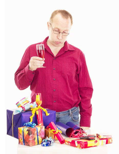 Person verpackt einige bunte Geschenke — Stockfoto