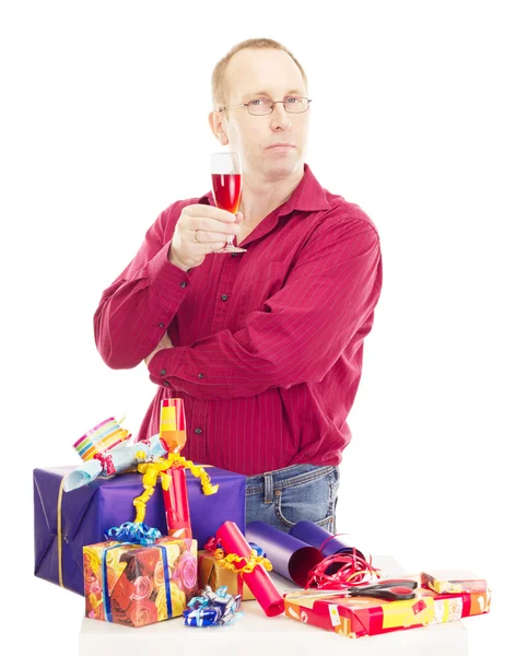 Embalaje persona algunos regalos coloridos — Foto de Stock