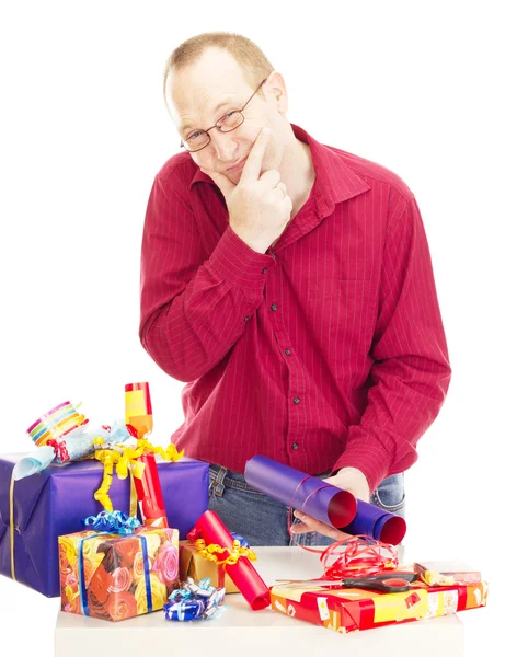 Embalaje persona algunos regalos coloridos — Foto de Stock