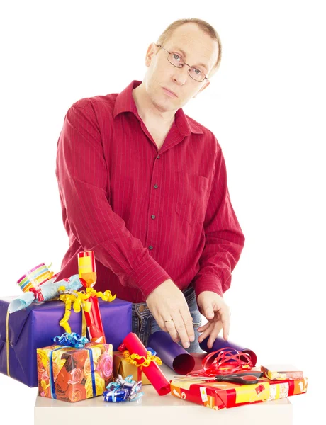 Person verpackt einige bunte Geschenke — Stockfoto