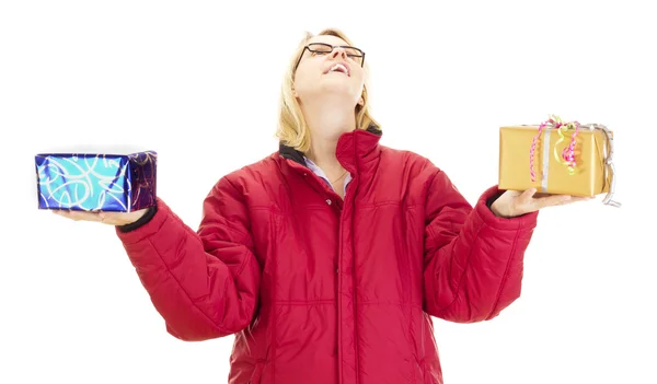 Una persona femminile giocoleria con due regali colorati — Foto Stock