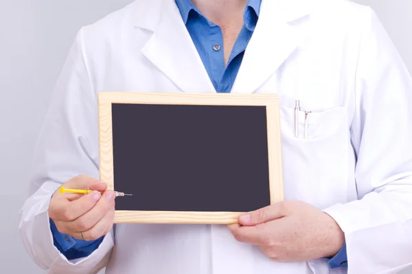 Läkare visar information om blackboard — Stockfoto