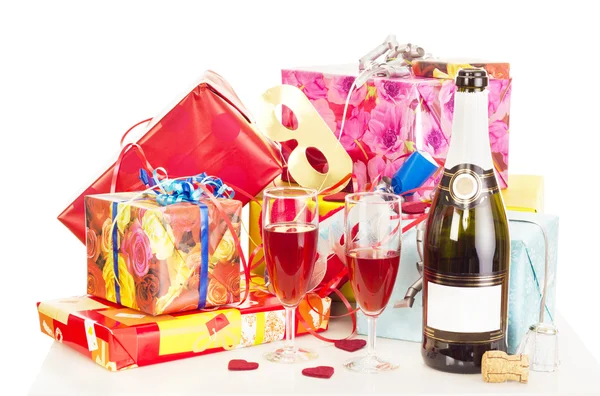 Krásné a barevné dárky na stůl — Stock fotografie