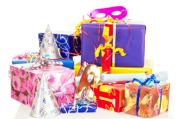 Szép és színes ajándékokat az asztalon — Stock Fotó