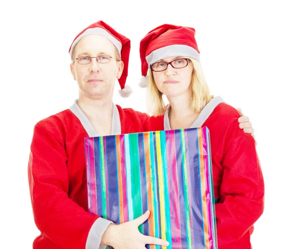 Zwei Weihnachtsmänner mit einem Geschenk — Stockfoto