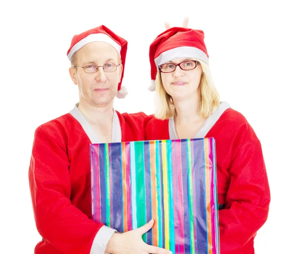 Zwei Weihnachtsmänner mit einem Geschenk — Stockfoto