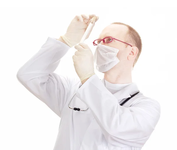 Médico com um tubo de ensaio — Fotografia de Stock