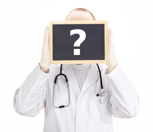 Doktor tahtaya bilgileri gösterir: soru işareti — Stok fotoğraf