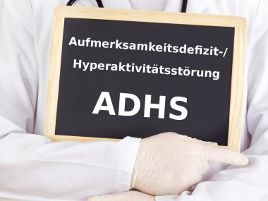 Doktor tahtaya bilgileri gösterir: adhs