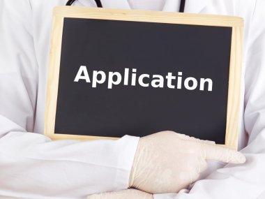 Doktor tahtaya bilgileri gösterir: uygulama