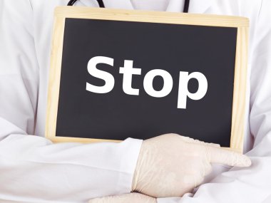 Doktor tahtaya bilgileri gösterir: durdurmak