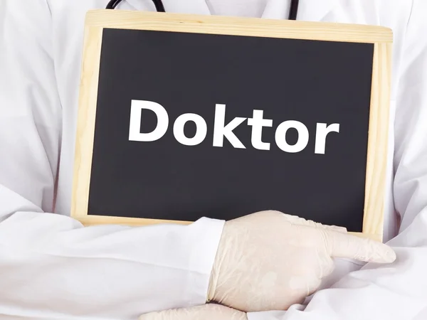Доктор показує інформацію на дошці: лікар — стокове фото