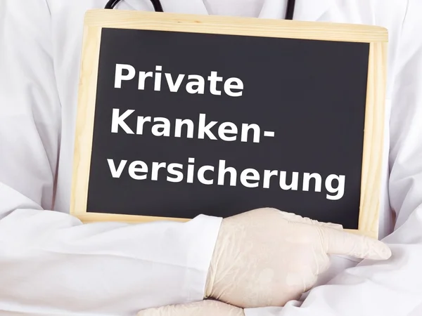 Arzt zeigt Informationen auf Tafel: Private Krankenversicherung — Stockfoto