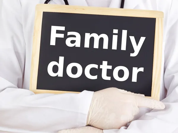 Medico mostra informazioni sulla lavagna: medico di famiglia — Foto Stock