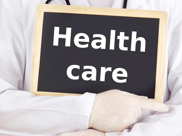 Arzt zeigt Informationen auf Tafel: Gesundheitsversorgung — Stockfoto
