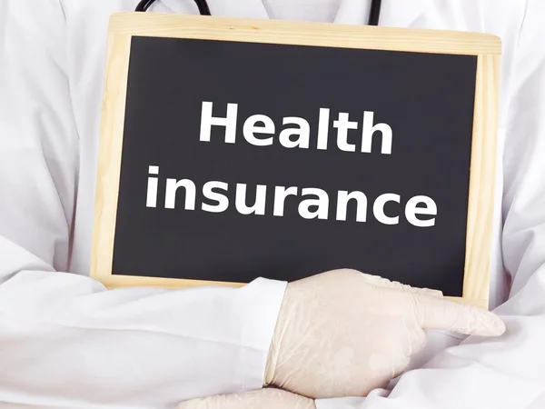 칠판에 정보를 표시 하는 의사: 건강 보험 — 스톡 사진