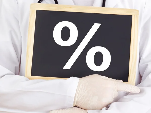 Médico mostra informações sobre quadro negro: por cento — Fotografia de Stock
