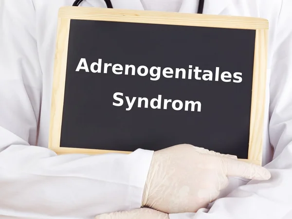 Doutor mostra informações sobre quadro negro: hiperplasia adrenal congênita — Fotografia de Stock